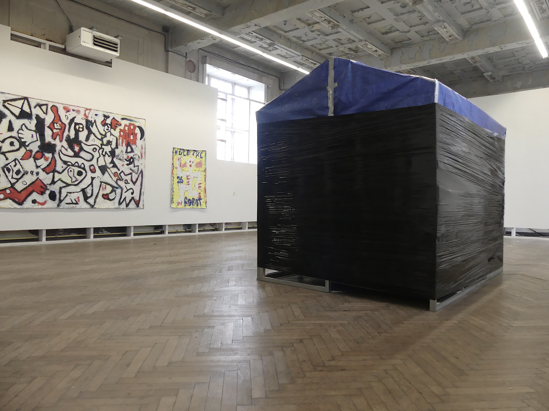 Photo shoot new work 2025 'Bed, bath, bread' mixed media 260X300X220 © Eddy De Buf. Painting by Luc Martinsen.