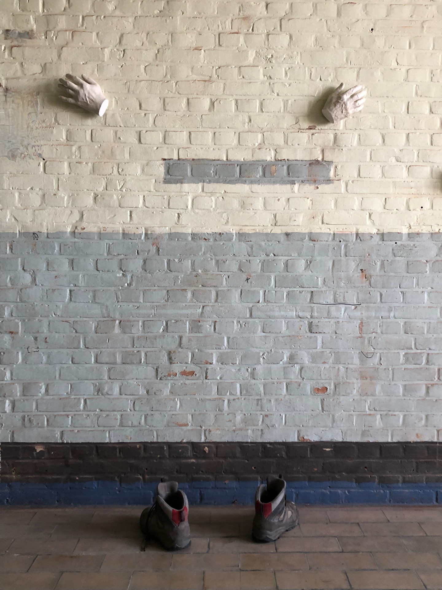 2016 'Shooting on innocent', mixed media : resin - shoes © Eddy De Buf